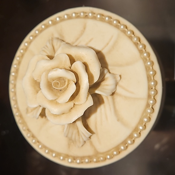 4.25"  Bisque Capodimonte Rose Pearl Trinket Box - Picture 8 of 8